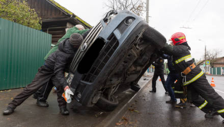 В Гомеле на Полесской перевернулся автомобиль