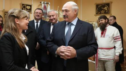 Президент прилетел на вертолёте на Гомельщину, посетил Буда-Кошелёво и подарил мини-трактор семейному детскому дому