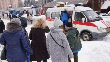 Упавшая с козырька гомельского универмага наледь разбила голову женщине (фото, видео)