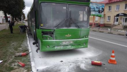 В Жлобине в День Независимости гаишники помогли потушить полыхающий автобус