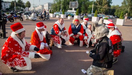 Ну, с Наступающим! В Гомеле горожане ловили в объективы фотокамер Дедов Морозов и Снегурочек на байках