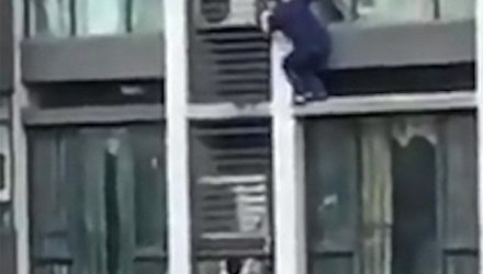 Отец вылез из окна седьмого этажа и спас повисшего на решетке сына