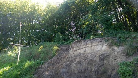 Девушка, которая не умела плавать, поддалась на уговоры друзей и прыгнула с "тарзанки" – утонул 17-летний парень