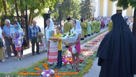 Митрополита Павла встретили в Гомеле ковром из живых цветов