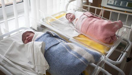 Минздрав официально разрешил отцам посещать роддома