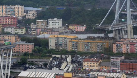 В Италии обрушился автомобильный мост, погибли 35 человек