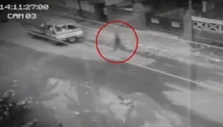 Разъярённый призрак пытался устроить ДТП на оживлённой дороге, но попал на видео