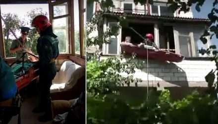 Под Гомелем спасатели с помощью альпинистского снаряжения спустили со 2 этажа женщину с переломом ноги