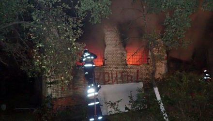 В Гомеле ночью горела производственная заброшка, подозревают поджог – фото, видео