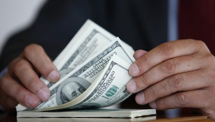 В Гомеле расследовано уголовное дело о даче взятки в 70 тысяч долларов. Обвиняемый был в бегах десять лет