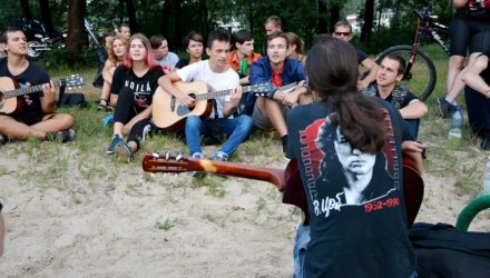 "Цой не умер, он просто вышел покурить". В Гомеле прошёл вечер памяти музыканта