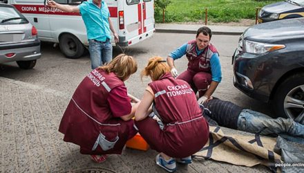 Дно дня. Скорая приехала за лежащим на остановке белорусом, а он избил молодую женщину-фельдшера