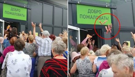 «Начали рвать коробки, толкаться и раскидывать упаковки». Белорусы устроили давку ради бесплатного мороженого на открытии магазина