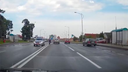 Мгновенная карма. Нетерпеливый белорус на Mercedes пошел на обгон по встречной полосе и попался ГАИ