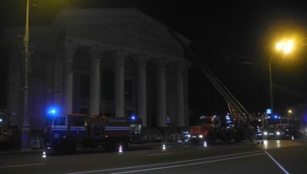 В Гомеле ночью "горел" драмтеатр. Несмотря на плотное задымление, спасатели не растерялись