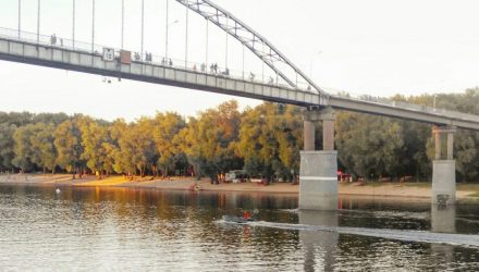В Гомеле нетрезвые минчане прыгнули с моста в Сож