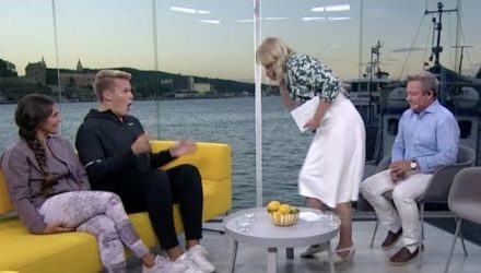 Телеведущую вырвало на гостя в прямом эфире — видео