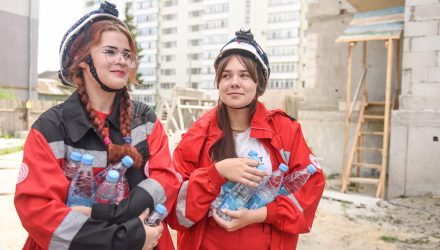 В Гомеле по случаю жары бесплатно раздали воду строителям