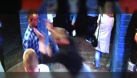 На крыльце ночного клуба молодой человек в прыжке головой разбил нос мозырянину. Драка попала на видео