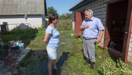Жителям подтопленных подворий в агрогородке под Гомелем оказывается помощь