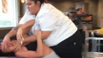 Мать твою! Как девушка оскорбила менеджера McDonald’s, что та стала её избивать