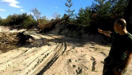 В карьере под Гомелем незаконно добывали песок: нарушитель на МАЗе пытался скрыться, сбросив инспектора в кусты