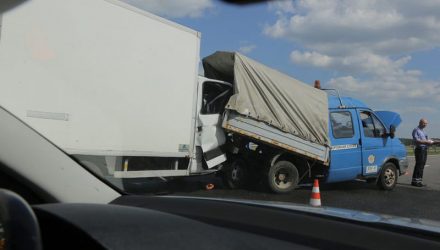 Гомельчанин на трассе в Жлобинском районе сфотографировал две "Газели" в интересной позе