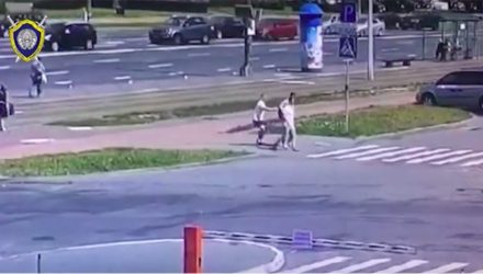 Изи мани! На пешеходном переходе белорус вытянул у испанца 50 тысяч евро и переложил в свои шорты – видео
