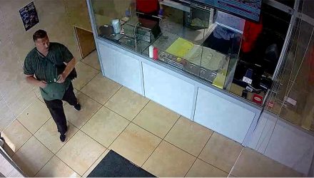 В Беларуси неизвестный сломал нос сотруднику Doner King за то... что ему не дали попробовать кофе перед покупкой – видео