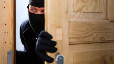 В Гомеле двое мужчин ворвались в чужую квартиру и с применением насилия похитили деньги