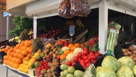 "Яблок как грязи, а дороже бананов". Что почем на гомельских рынках