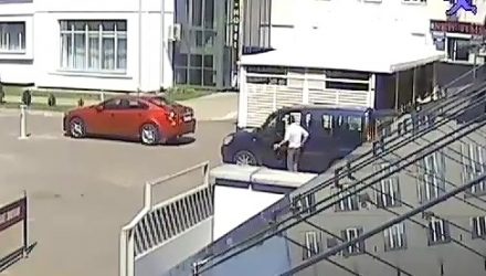 Нагло, коварно и... сработало. В Гомеле среди бела дня мужчина подошёл к Citroen, открыл дверь и забрал себе чужой смартфон