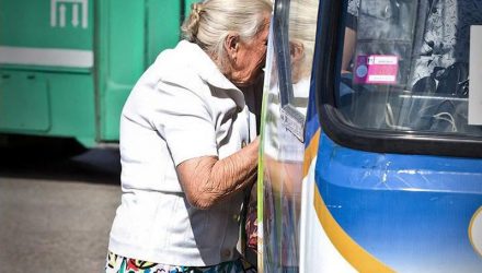 Добрая история. В Жлобине мужчина подхватил на руки бабушку, которой сложно было зайти в автобус, и усадил на сиденье