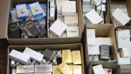 Гомельские таможенники изъяли 400 единиц духов, туалетной воды и прочей косметики на $15000