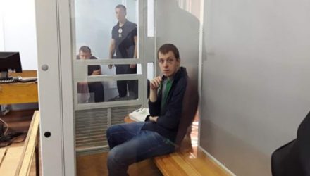 Белоруса, обвиняемого в шпионаже, привезли в суд Чернигова с синяками и переломом
