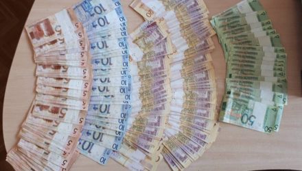 В Мозыре задержали покупателя и продавца валюты с крупной суммой наличных