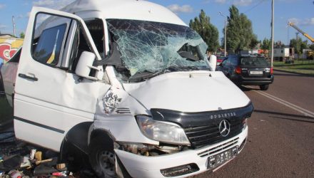 В Гомеле водитель Mercedes совершил неудачный обгон, врезался в столб и вылетел через лобовое стекло (фото, видео)