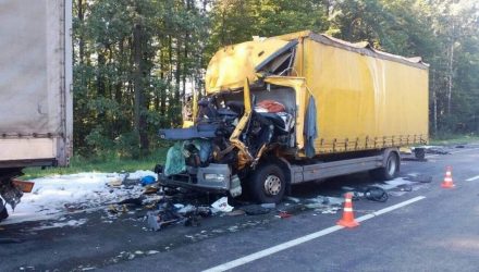 Смертельное ДТП. Водитель грузовика Mercedes, который ехал со стороны Речицы в Гомель, врезался в попутную фуру Mercedes и погиб на месте