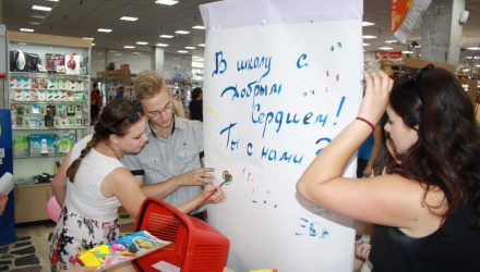 "И у нас с работы все что-то купили". В Гомеле помогают собирать детей в школу