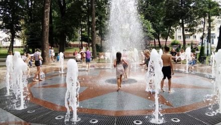 Опасно ли детям плескаться в струях фонтана в сквере имени Громыко?