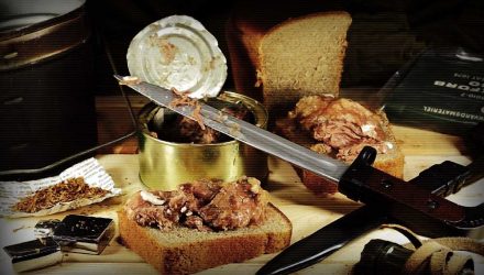 На мясокомбинате закопали 147 тысяч банок просроченной тушенки