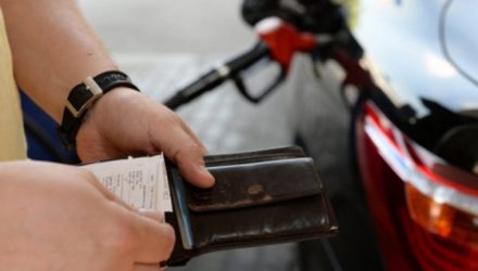 В Беларуси с 12 августа дорожает автомобильное топливо. "Белнефтехим" рассказал о причинах и ответил на вопросы