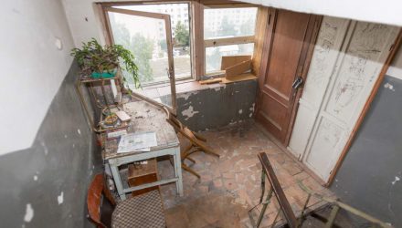 Свалка или порядок? Что думают гомельчане о своих подъездах