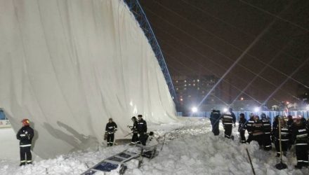 "С ввода в эксплуатацию тент крыши не чистили". СК не стал возбуждать дело из-за обрушения кровли катка в Гомеле