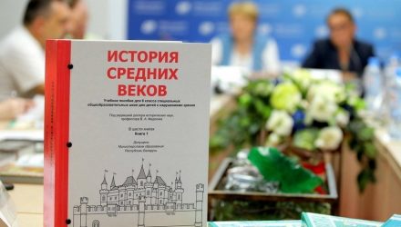 Знания попали в переплёт: издательства страны показали новые учебники к 1 сентября