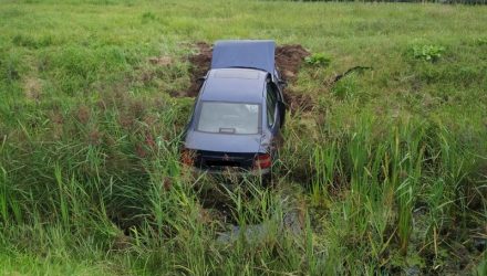 В Гомеле 26-летняя девушка-бесправница на Opel потеряла сознание и врезалась в Mazda, а затем съехала в кювет