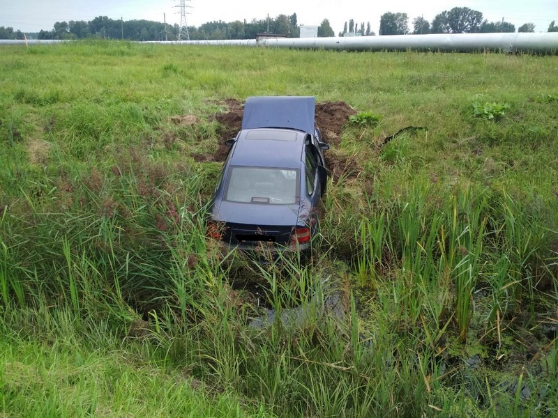В Гомеле 26-летняя девушка-бесправница на Opel потеряла сознание и врезалась в Mazda, а затем съехала в кювет