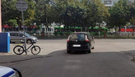 В Гомеле продолжают сбивать велосипедистов при выезде со двора. На этот раз пострадала 13-летняя девочка