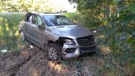 В Петриковском районе водитель уснул за рулём Mercedes, снёс знак и опрокинулся – пострадала 14-летняя девочка