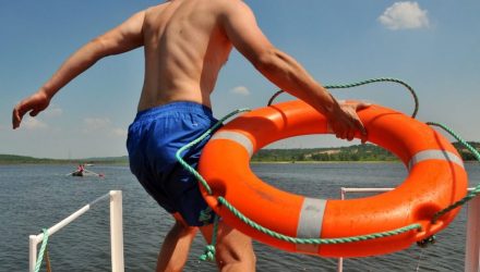 Водолазы искали тело утонувшего белоруса, а он нашелся живым без одежды в кустах